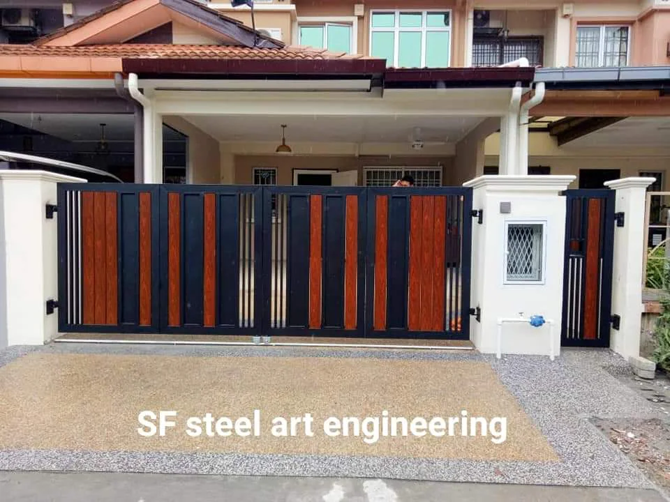 Main gate custom dengan kemasan tona kayu
