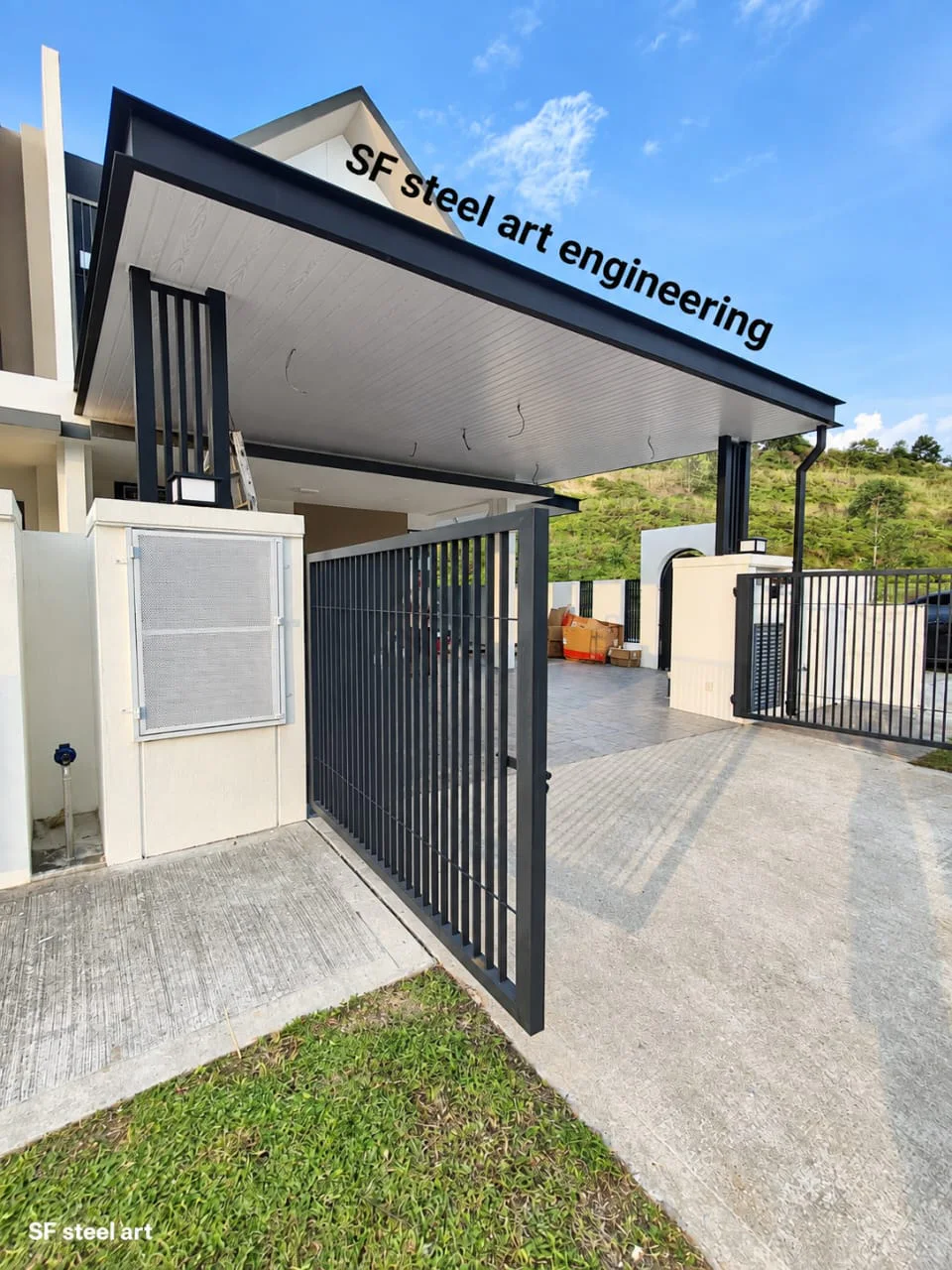 Ruang masuk rumah dengan main gate dan awning moden
